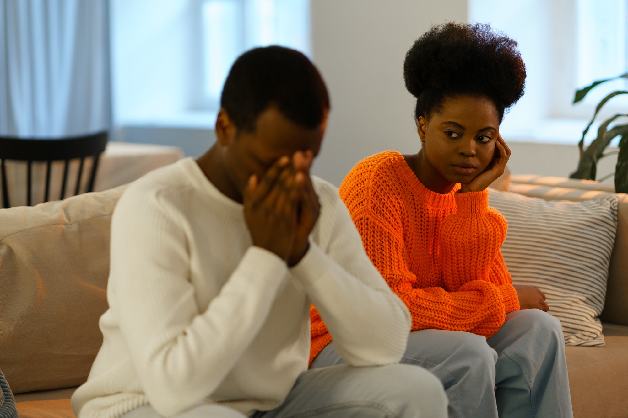 Les malentendus dans les relations amoureuses. Triste couple familial africain assis sur un canapé après un conflit