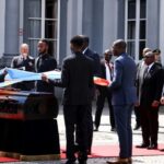 Lumumba: émotion et « excuses » à Bruxelles pour la remise d’une « relique » du héros congolais