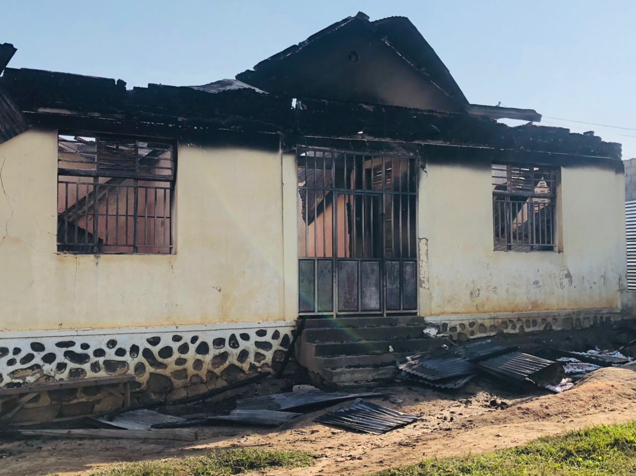 Incendie du bâtiment du Programme élargi de vaccination (PEV) mardi 28 juin 2022 à Bunia (Ituri).<br />
<br />Radio Okapi/Ph. Jean-Claude Loky