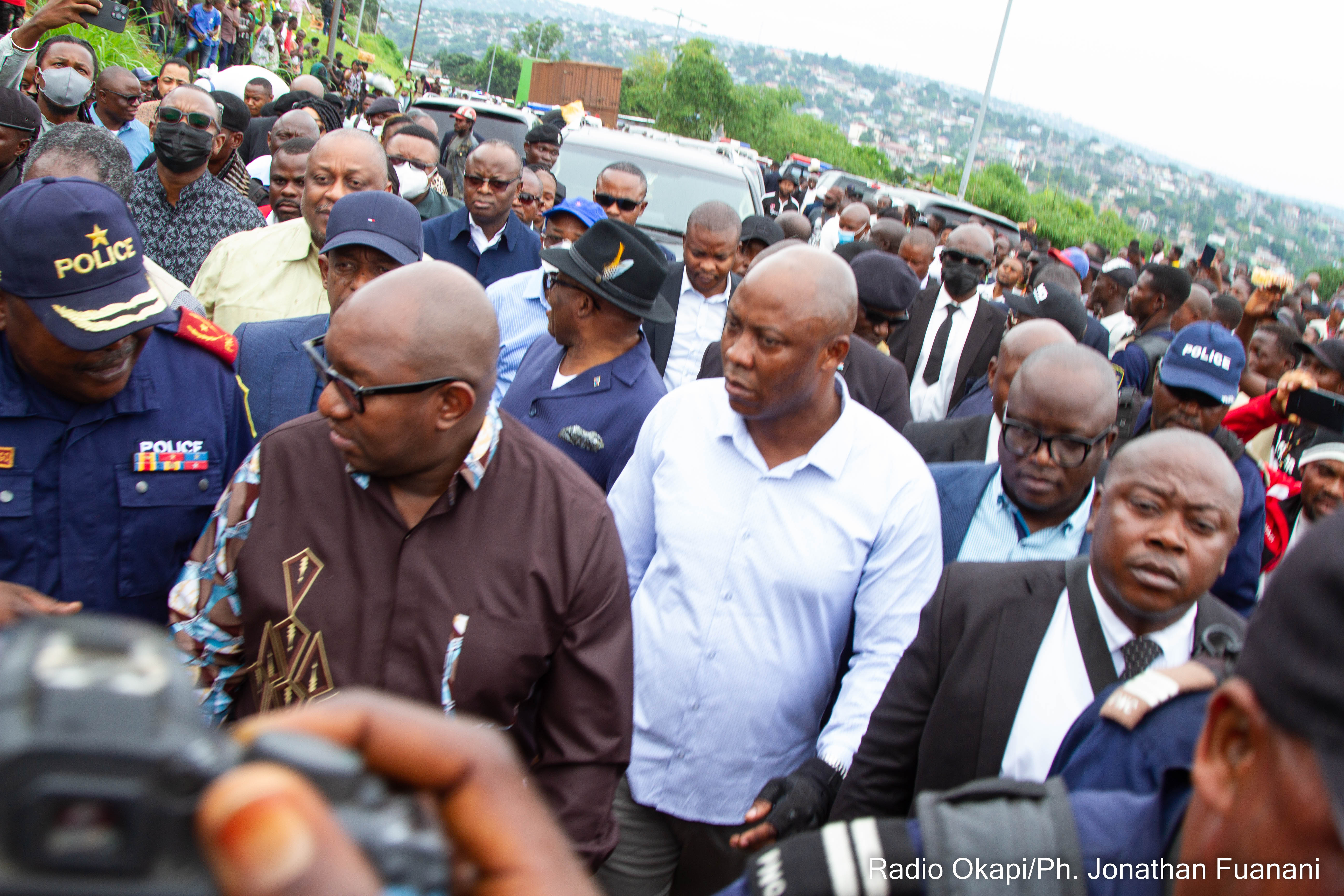 Le premier ministre Jean-Michel Sama Lukonde accompagné des quelques membres de son gouvernement ainsi que le gouverneur de la ville de Kinshasa venus faire le constat sur le ravin causé par la pluie à Mont-Ngafula. Kinshasa 13 décembre 2022.<br />Radio Okapi.Ph/ Jonathan Fuanani