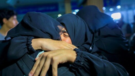 Une femme &eacute;vacu&eacute;e du Soudan retrouve sa famille &agrave; l'a&eacute;roport de Sanaa, le 14 mai 2023

AFP
Mohammed HUWAIS
