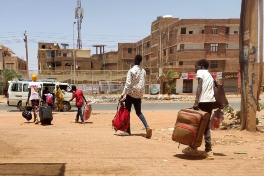 Des habitants de Khartoum quittent la ville &agrave; bord d'un minibus, le 14 mai 2023AFP
