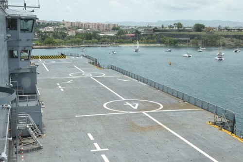 Dans le golfe de Guinée, les patrouilles du Mistral français ne passent pas inaperçues