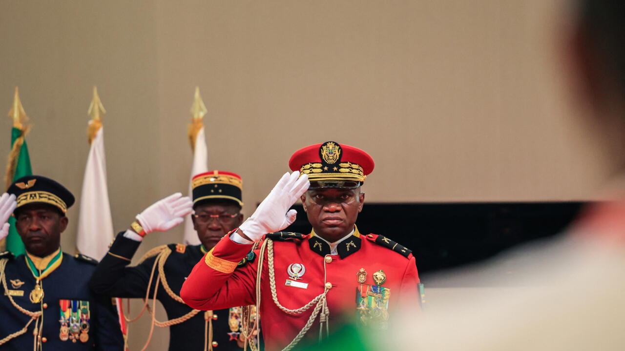 le président gabonais de transition reçu par Paul Biya lors d&rsquo;une visite éclair