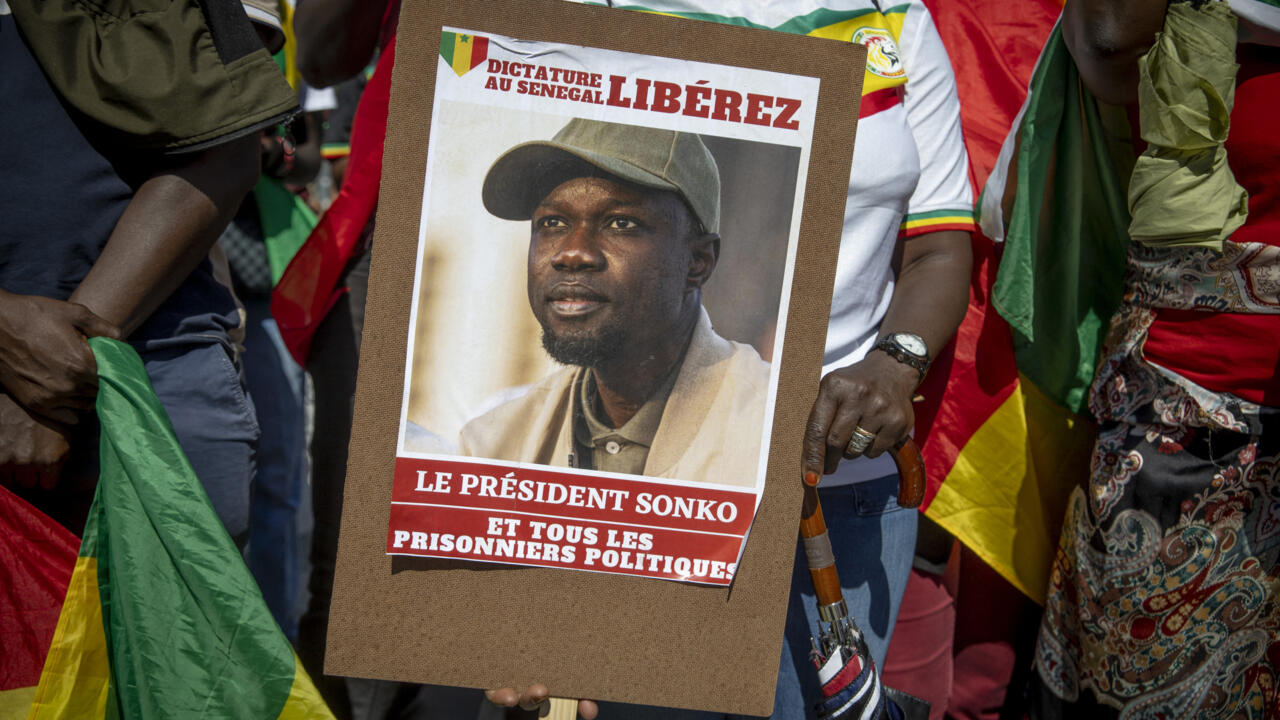 la justice réintègre l&rsquo;opposant Ousmane Sonko sur les listes et ouvre la voie à sa candidature