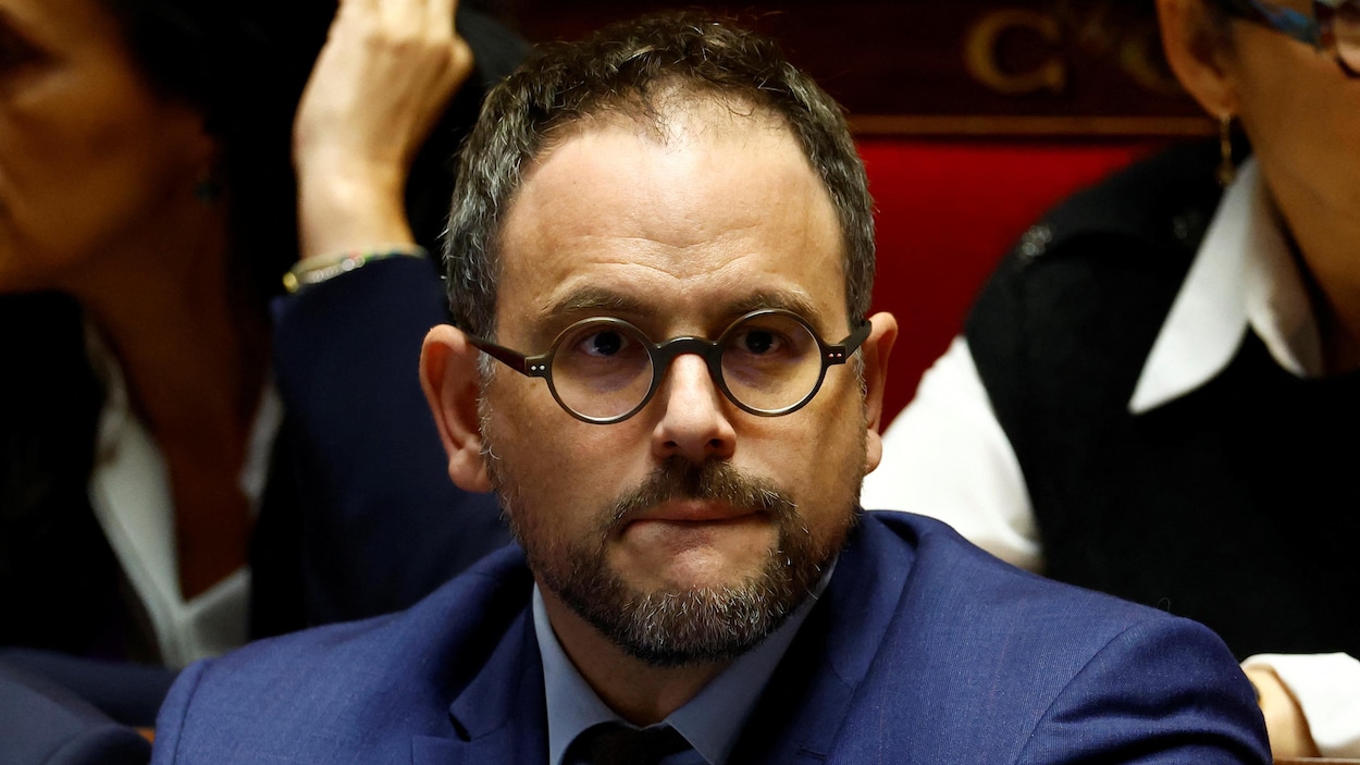 Loi sur l’immigration en France : l’extrême droite jubile, démission d’un ministre