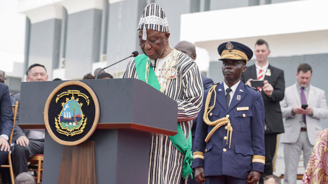 Joseph Boakaï investi président lors de la deuxième transition pacifique du pays