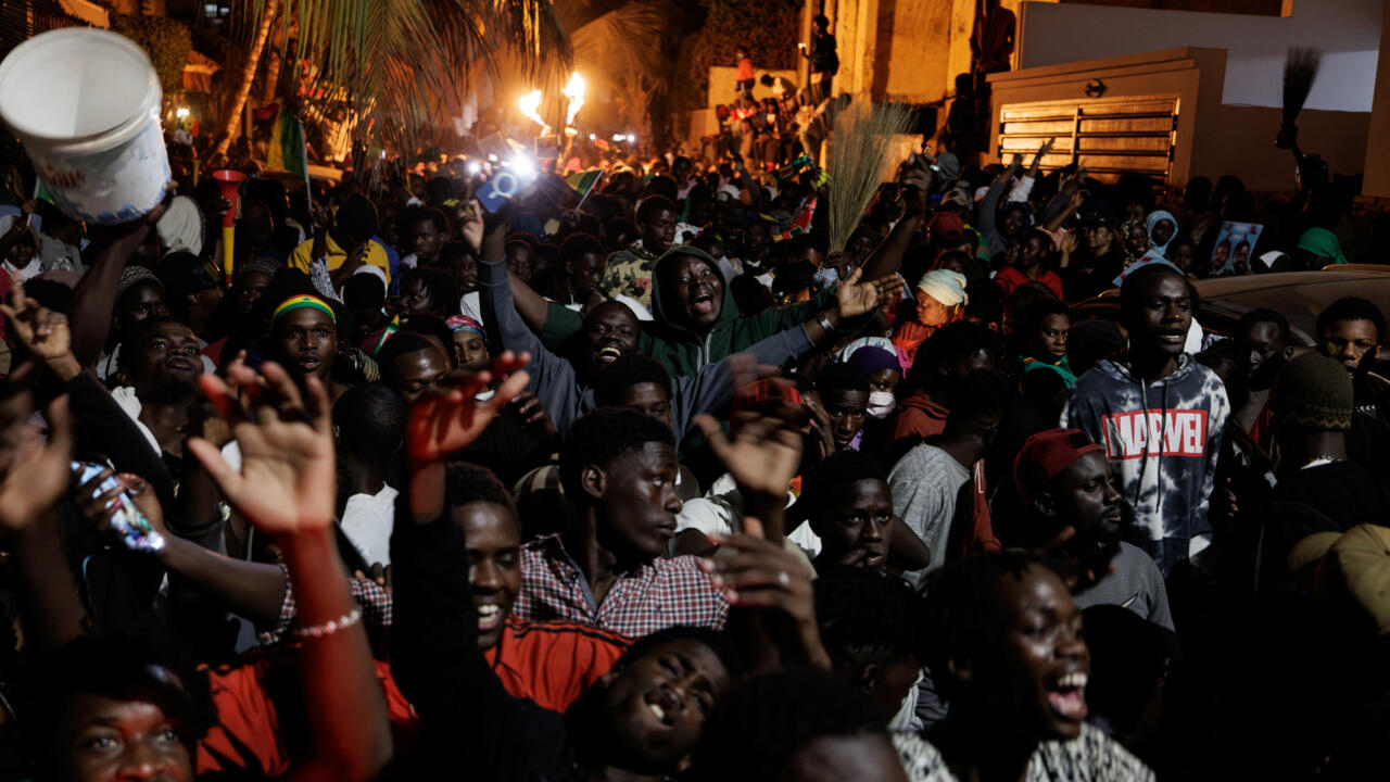 Présidentielle au Sénégal: des résultats partiels montrent un probable raz de marée urbain pour Faye