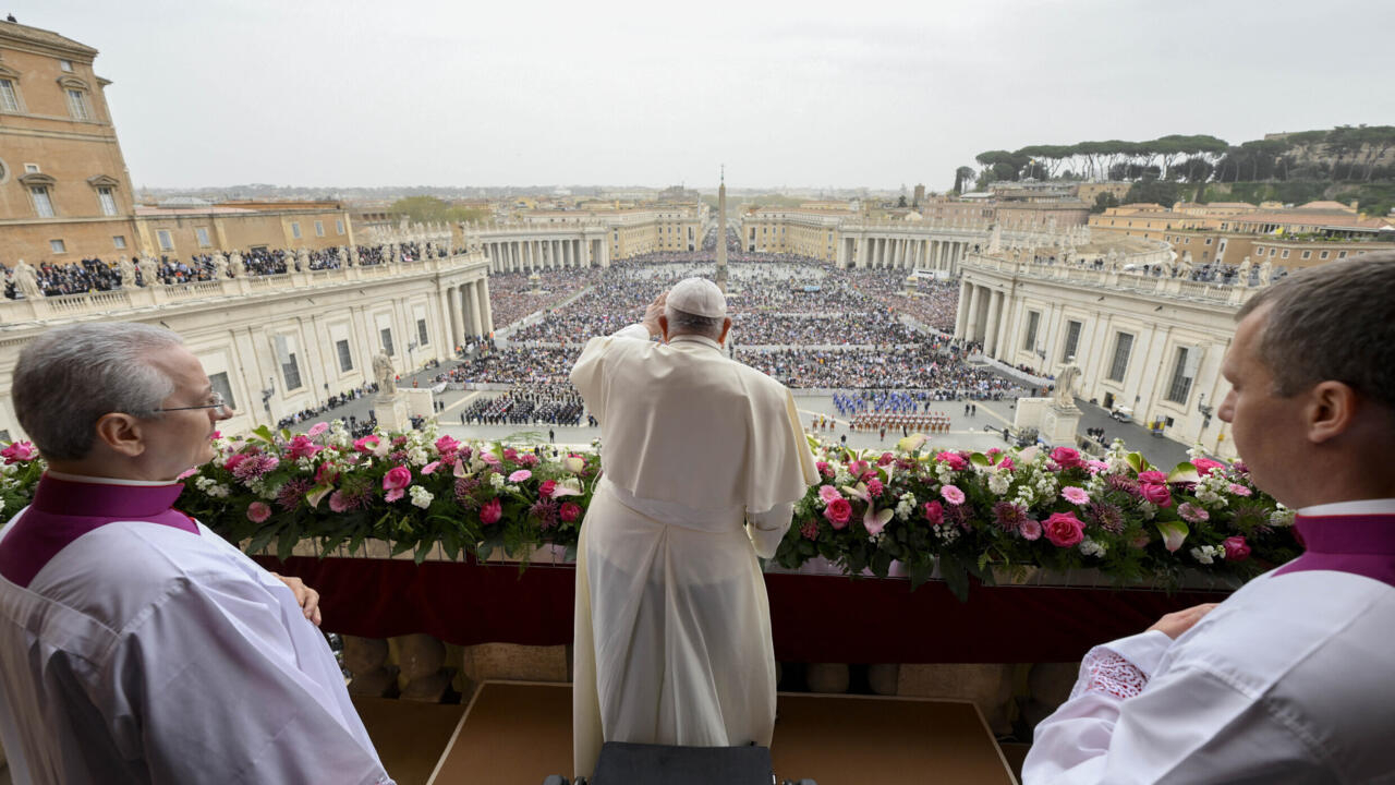 Pâques: dans son message «urbi et orbi», le pape plaide pour la paix et s’offre un bain de foule