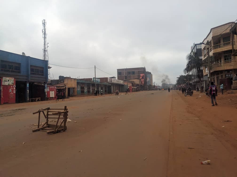 Butembo : un militaire blessé et des motos incendiées dans une altercation entre jeunes et policiers