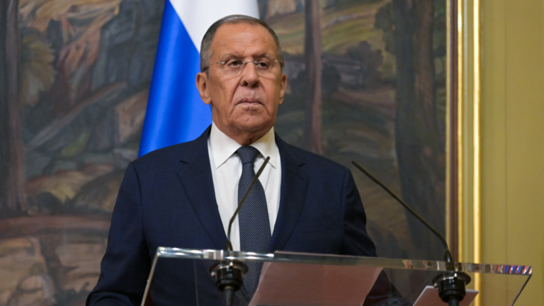 Lavrov : L’Occident Joue avec le Feu en Ukraine