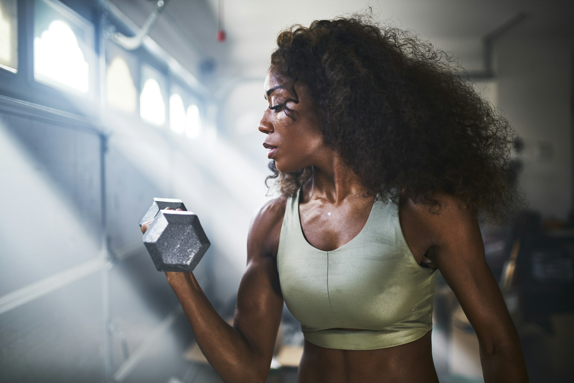 Les entraînements physiques doux à domicile offrent une approche efficace et accessible pour maintenir une bonne forme physique sans imposer de stress excessif sur les articulations et les muscles.