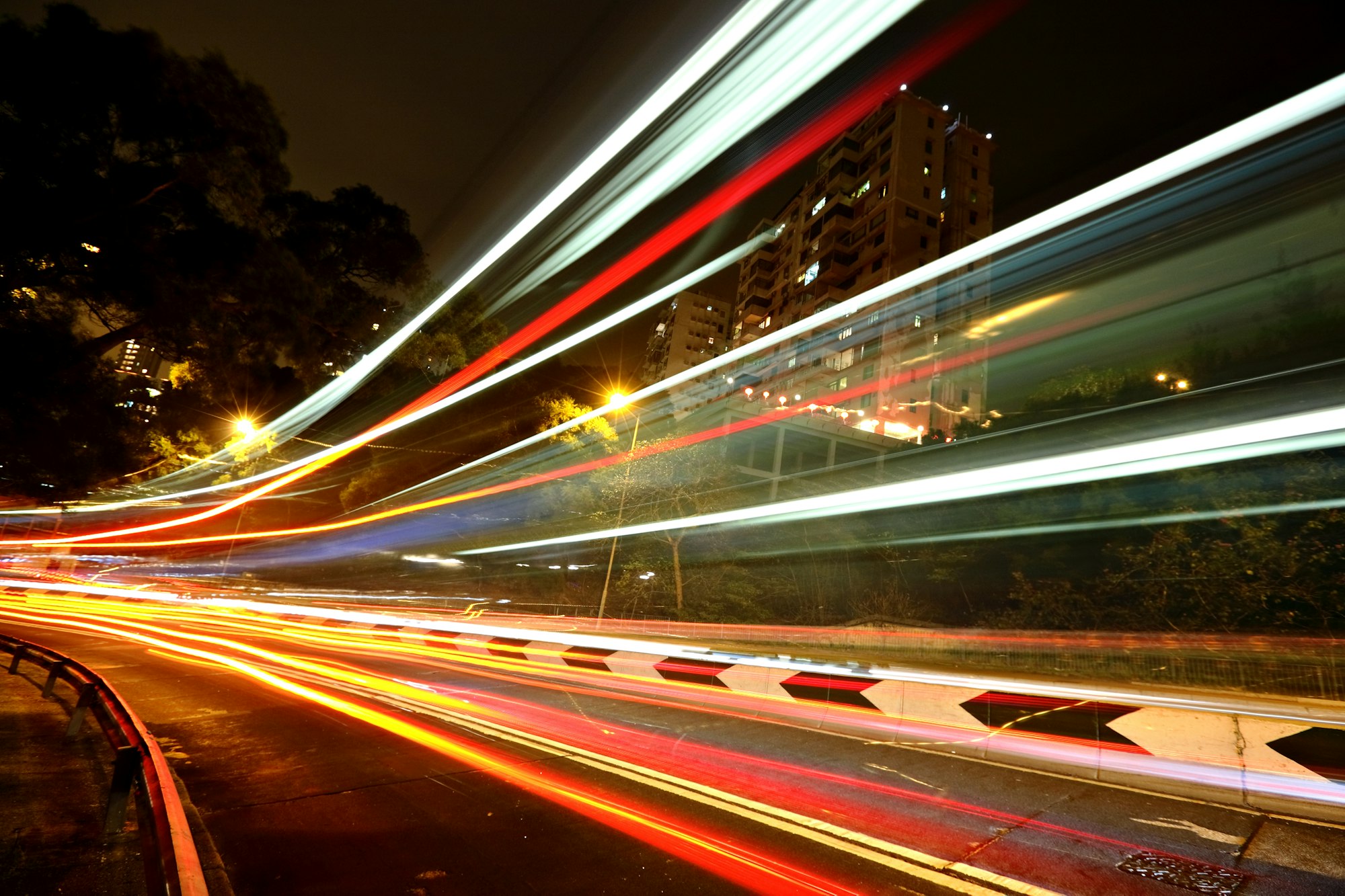 La technologie des routes intelligentes représente une avancée majeure dans la gestion du trafic routier.
