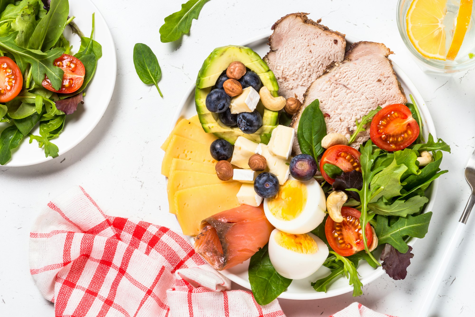 Le Régime Cétogène: Keto diet plate on white table