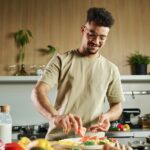 Alimentation Végétale: Man Making Plant-Based Meal