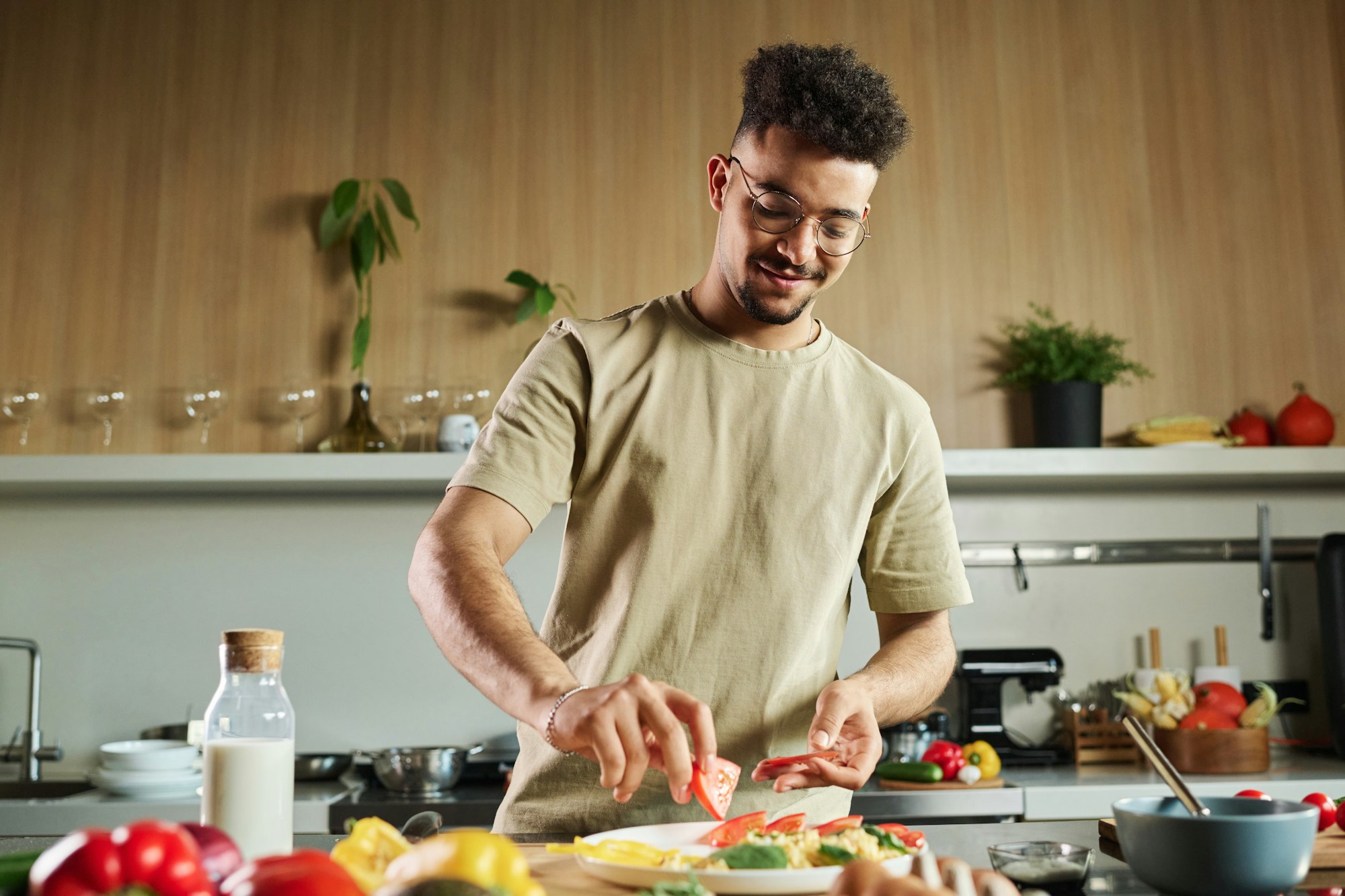 Alimentation Végétale: Man Making Plant-Based Meal
