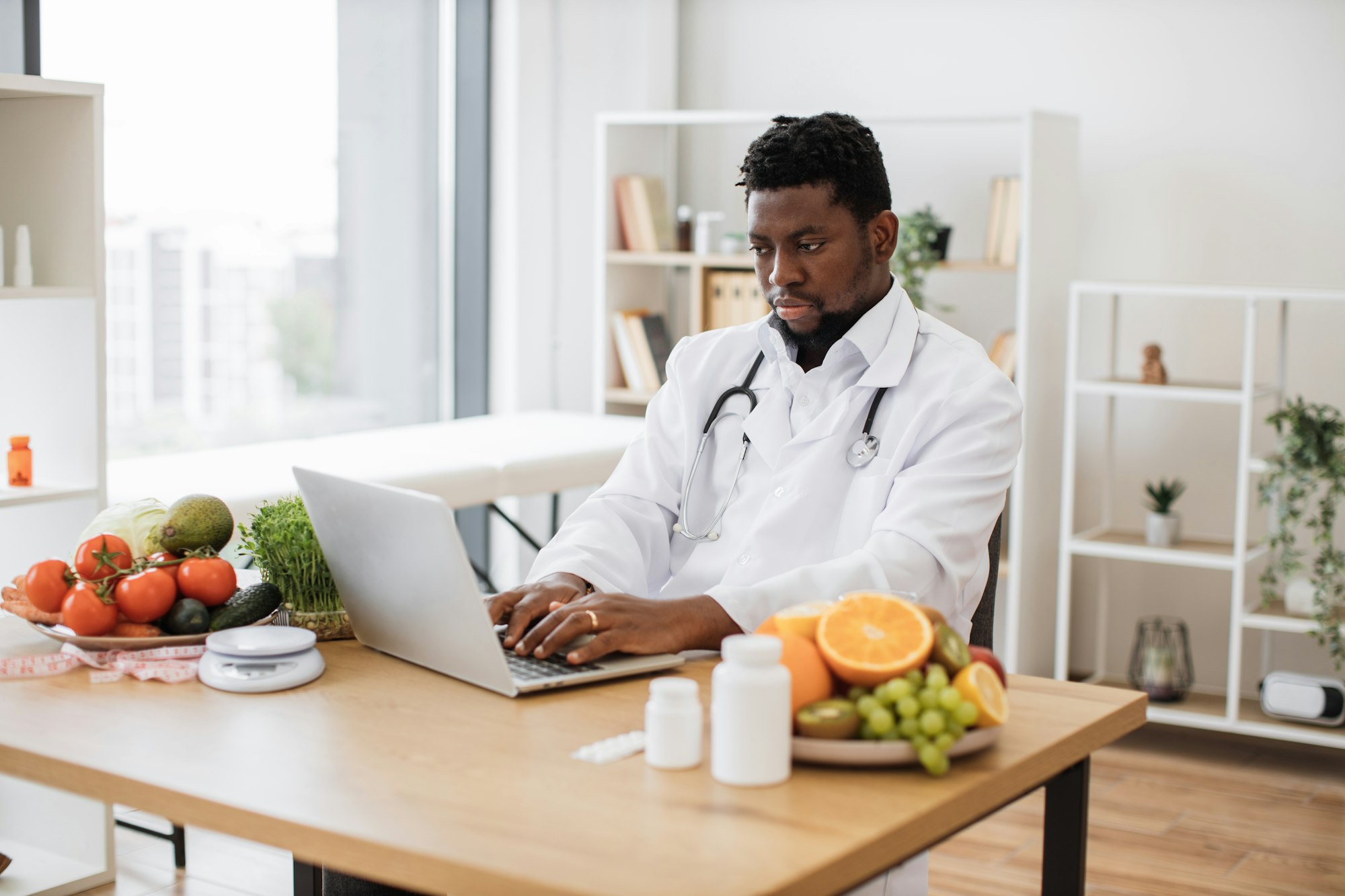 Guide Nutritionnel : Nutrition professional working on guide about healthy food
