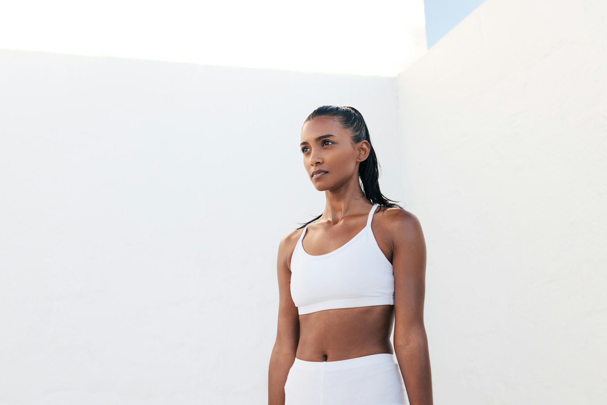 Fitness en Appartement : Défis et Solutions : Portrait of a muscular athlete in white fitness attire