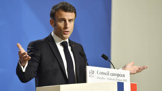 La motion de Destitution contre Emmanuel Macron a été adoptée.