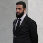 Alors que la dynamique au Moyen-Orient évolue, les appels à la paix de la Syrie et la fermeté d’Israël reflètent des tensions persistantes. Le nouveau dirigeant de facto de la Syrie, Abu Mohammed al-Julani, a exhorté les États-Unis à faire pression sur Israël pour qu’il se retire de la zone tampon en Syrie, y compris de la partie syrienne du Mont Hermon. Cette déclaration, rapportée par Kan 11 vendredi, intervient alors que la région demeure un foyer de tensions géopolitiques complexes. Une demande sans réponse formelle Malgré cette demande, les autorités israéliennes ont affirmé n’avoir reçu aucune communication officielle de la part de la Syrie. Un responsable de la sécurité israélienne, cité par Kan News, a déclaré qu’Israël « ne compromettra pas sa sécurité. » Cette position souligne la prudence constante d’Israël vis-à-vis de ses frontières nord et de l’instabilité en Syrie. Un appel à la paix depuis Damas Plus tôt dans la journée, le gouverneur de Damas, Maher Marwan, a été interviewé par NPR, où il a tenu un discours conciliant envers Israël. « Nous n’avons aucune hostilité envers Israël ou tout autre pays », a-t-il affirmé, soulignant le désir de la Syrie pour une coexistence pacifique. Marwan a également souligné que les actions israéliennes dans la zone tampon pourraient être motivées par une « prudence naturelle », mais a insisté sur l’absence d’intention syrienne de nuire à la sécurité israélienne. Ces propos représentent un changement de ton significatif dans les relations entre la Syrie et Israël, marquées par des décennies de conflit. Reconnaissance internationale en vue Pendant ce temps, l’administration Biden envisagerait de reconnaître formellement le nouveau gouvernement syrien, selon des rapports récents. Une source proche des négociations a indiqué qu’une telle annonce pourrait intervenir avant l’inauguration du président élu Donald Trump. Cette évolution marque un revirement pour les États-Unis, qui avaient précédemment placé une prime de 10 millions de dollars sur Julani en raison de son rôle dans la branche syrienne d’al-Qaïda. Lors d’une rencontre récente avec une délégation américaine à Damas, Julani aurait promis de stabiliser la Syrie sur les plans politique et économique, tout en assurant que les chrétiens seraient libres de célébrer Noël sans interférence. Les opérations militaires d’Israël continuent Israël, de son côté, maintient que toutes ses actions en Syrie visent à garantir sa sécurité nationale. Plus tôt cette semaine, l’Armée de Défense d’Israël (IDF) a revendiqué la responsabilité de l’« Opération Heavy Roads », au cours de laquelle des soldats de l’unité spéciale Shaldag ont détruit une installation de missiles iranienne en Syrie. Cette opération, qui s’est déroulée le 8 septembre, a impliqué un raid dans une installation souterraine et plusieurs affrontements armés avec des gardes syriens. Israël considère ces actions comme essentielles pour contrer la présence iranienne en Syrie, perçue comme une menace stratégique majeure. Une région en mutation Alors que la Syrie tente de redéfinir ses relations internationales et d’apaiser les tensions internes, Israël continue de prioriser sa sécurité face à une menace iranienne persistante. Les appels à la paix de Damas, bien qu’encourageants, devront être suivis d’actions concrètes pour bâtir la confiance avec ses voisins. De son côté, la reconnaissance potentielle de la nouvelle direction syrienne par les États-Unis pourrait marquer un tournant dans la politique régionale, mais elle reste un pari risqué compte tenu du passé controversé de Julani et de l’instabilité persistante dans le pays. Vers un futur incertain Le Moyen-Orient reste un théâtre de tensions complexes, où chaque geste diplomatique ou militaire a des répercussions profondes. Alors que Julani appelle à la paix et à la stabilité, Israël maintient une posture défensive rigoureuse, et les États-Unis naviguent prudemment entre ces dynamiques. Le chemin vers une coexistence pacifique est semé d’embûches, mais les appels au dialogue, même timides, représentent un début potentiel pour briser le cycle de violence qui marque la région depuis des décennies.