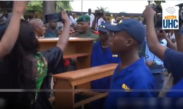 Éducation/Kinshasa : 600 bancs-pupitres remis à trois écoles de la Tshangu par le Service national