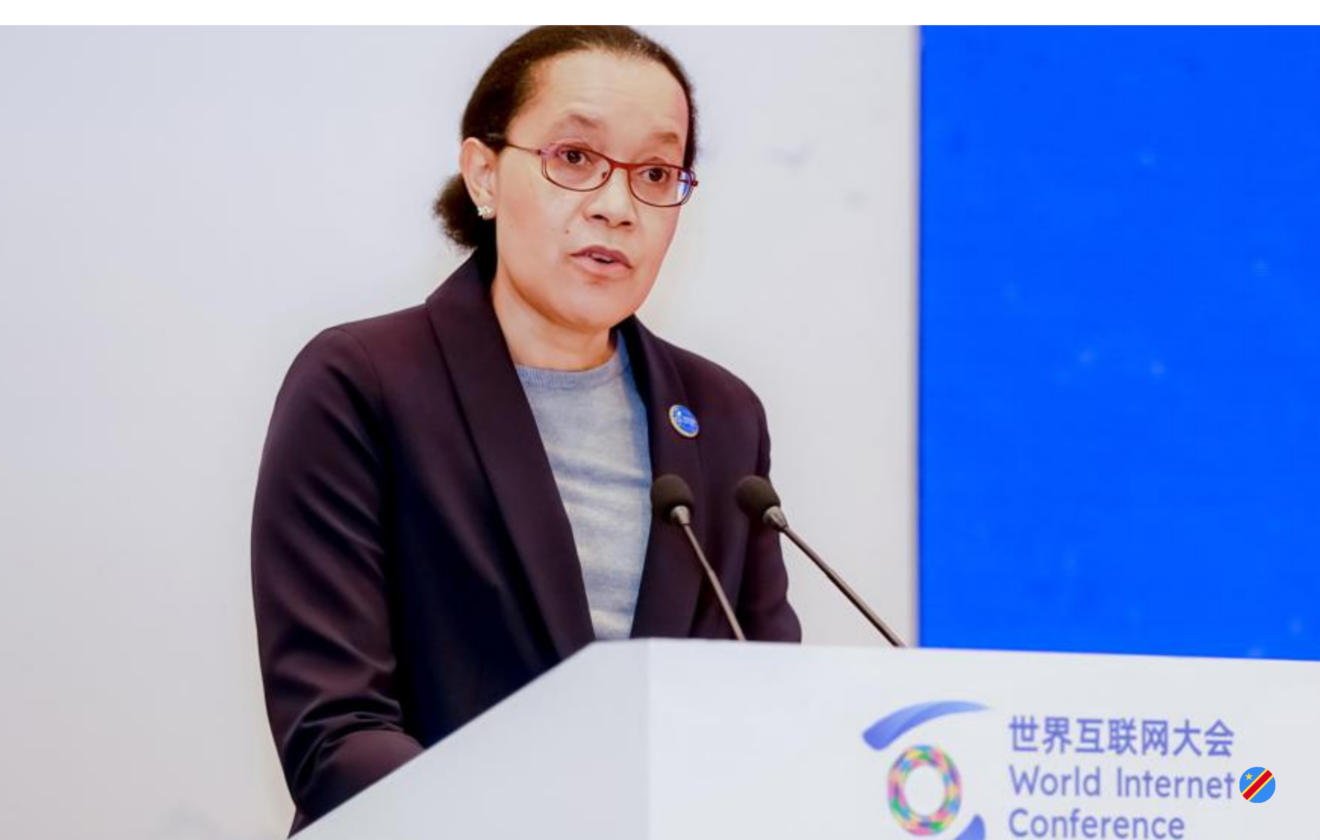 La ministre d'Etat à l'Education nationale, Raïssa Malu à la tribune du Sommet mondial de l’Internet