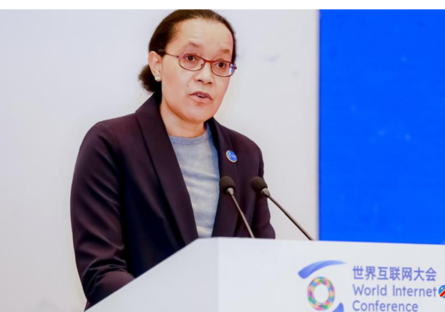 La ministre d'Etat à l'Education nationale, Raïssa Malu à la tribune du Sommet mondial de l’Internet