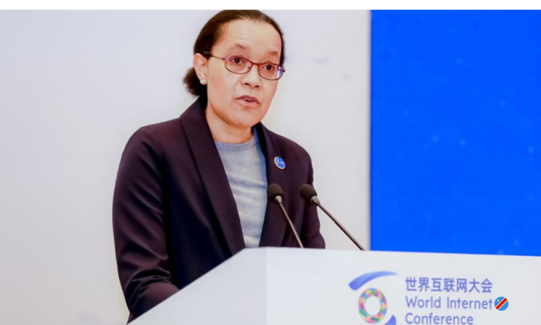 La ministre d'Etat à l'Education nationale, Raïssa Malu à la tribune du Sommet mondial de l’Internet