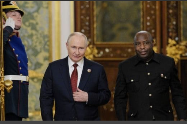 Vladimir Poutine et Évariste Ndayishimiye marchent côte à côte dans une salle officielle. Photo fournie à la rédaction.