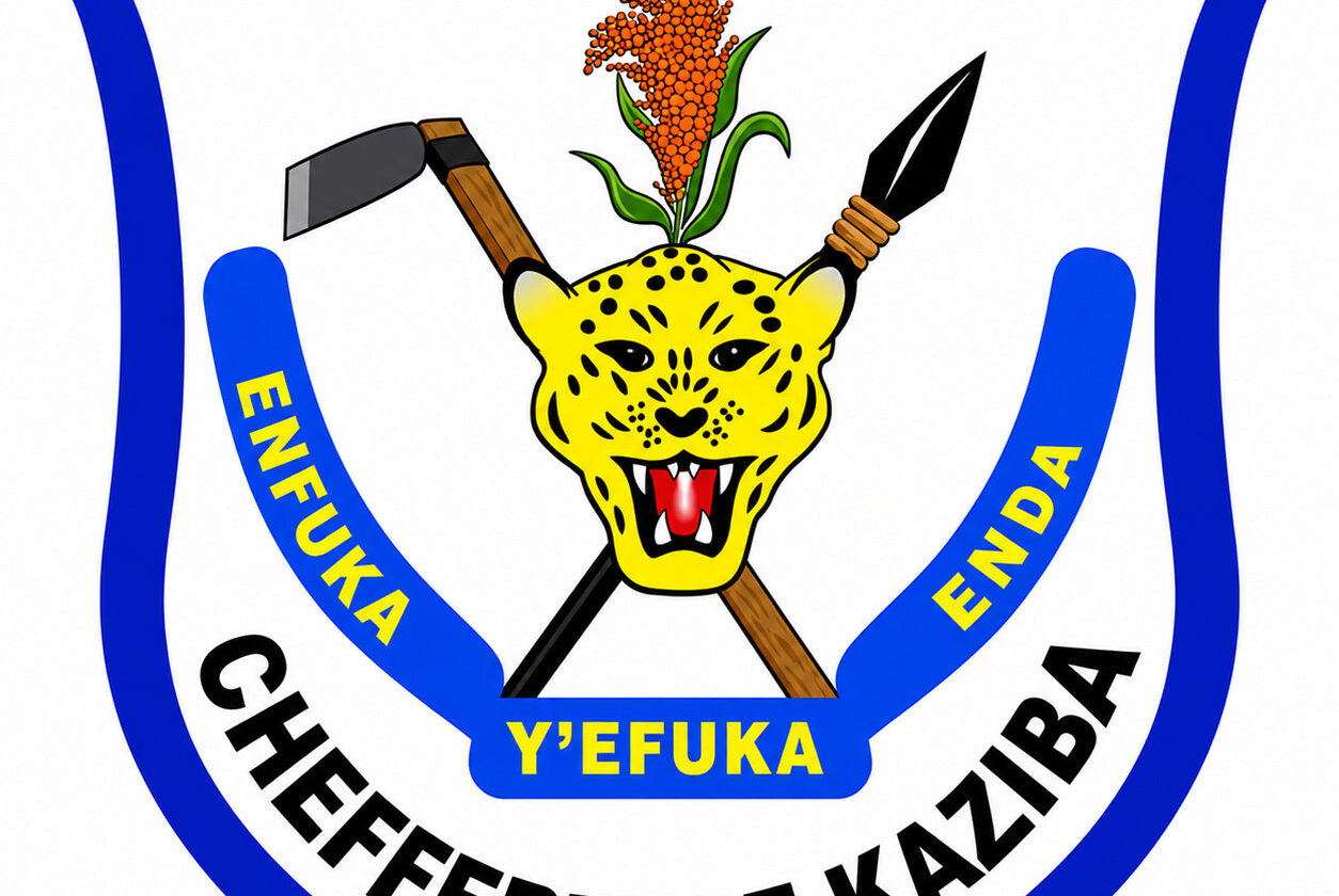 Emblème de la chefferie de Kaziba, avec une tête de léopard, des outils traditionnels et un épi, amélioré par IA.