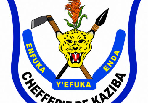 Emblème de la chefferie de Kaziba, avec une tête de léopard, des outils traditionnels et un épi, amélioré par IA.