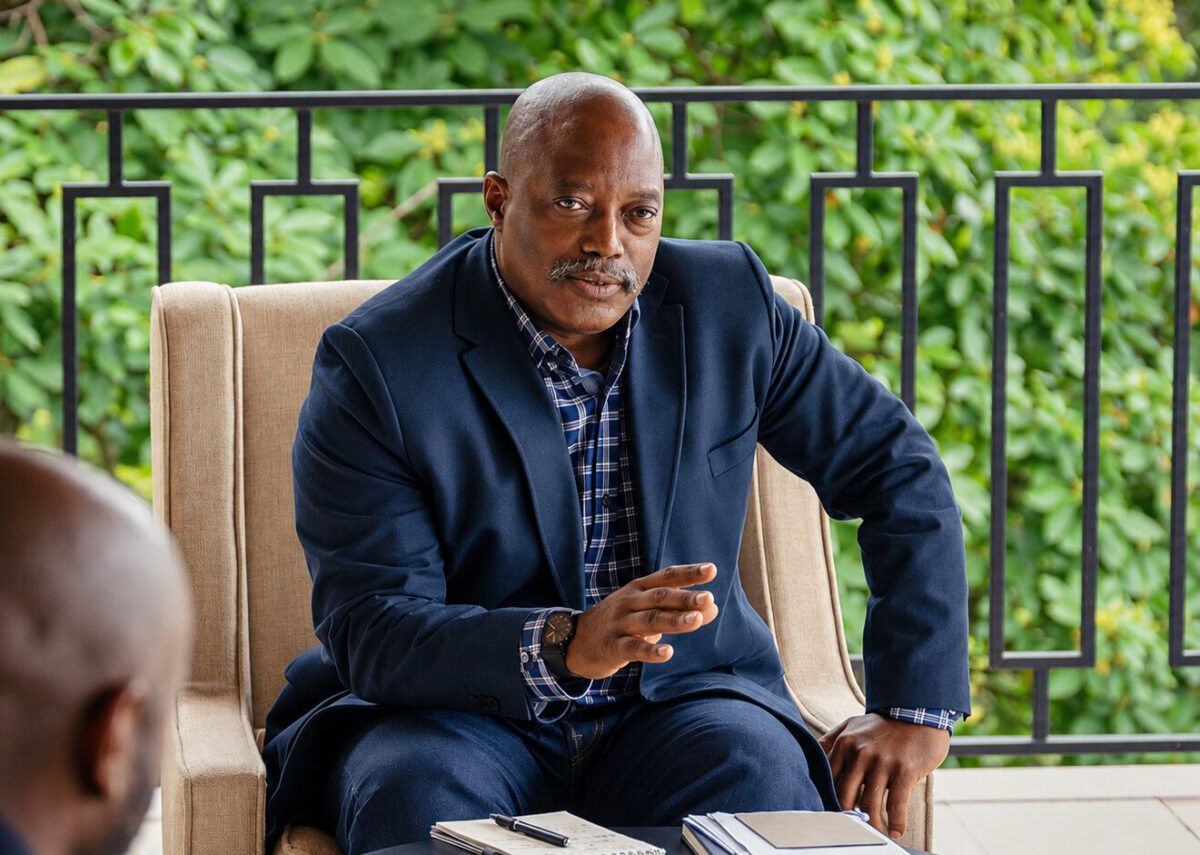Joseph Kabila assis dans un fauteuil. Photographie d’illustration retouchée avec l’aide de l’IA.