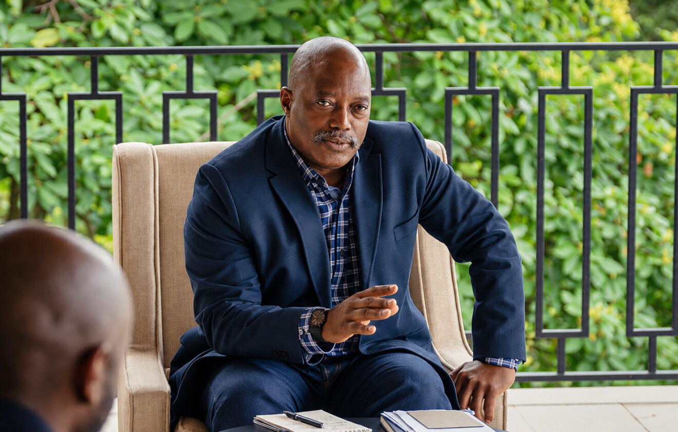 Joseph Kabila assis dans un fauteuil. Photographie d’illustration retouchée avec l’aide de l’IA.