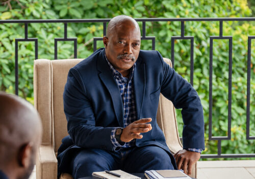 Joseph Kabila assis dans un fauteuil. Photographie d’illustration retouchée avec l’aide de l’IA.