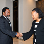 Marie-Ange Mushobekwa et Joseph Kabila se serrant la main sur une photographie fournie à la rédaction, retouchée par IA.
