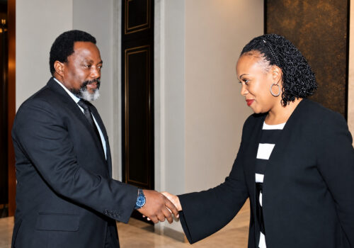 Marie-Ange Mushobekwa et Joseph Kabila se serrant la main sur une photographie fournie à la rédaction, retouchée par IA.